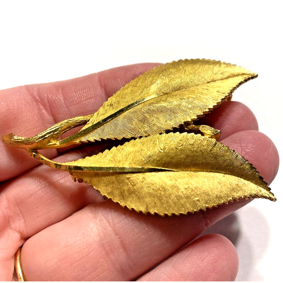 BSK Goldtone Brooch Vintage Mid Century Designer Jewelry Leaf Shape Textured Pin - Picture 3 of 8